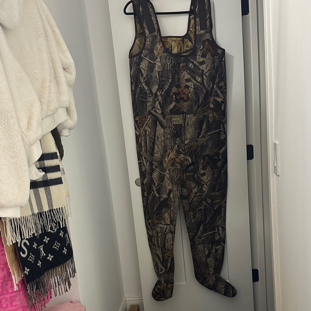 Bonedry Redhead RealTree MENS fishing or hunting waders XL and  shin guards